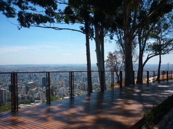 O mirante da Praça do Papa: Vista panorâmica da cidade de Belo Horizonte!